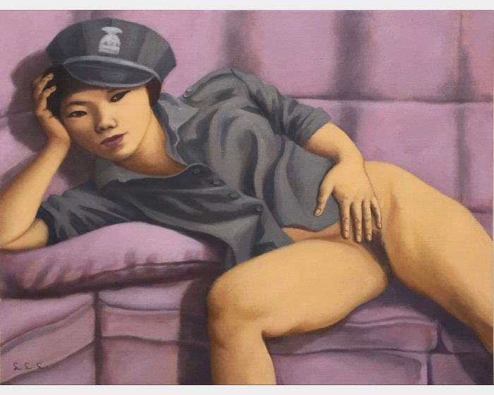 沙發上的女警察