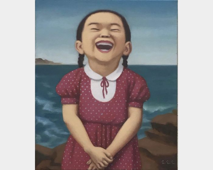 海邊逗樂的小女孩