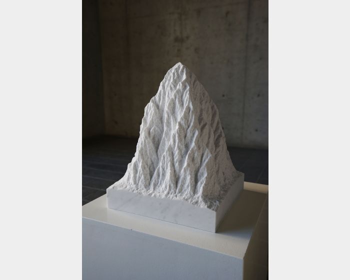 影に山