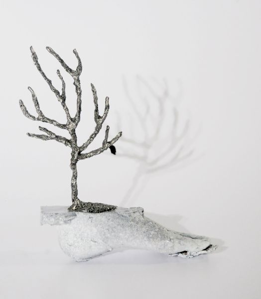 蒲宜君-不鏽鋼雕塑 —— 走著 走著 長出了一棵樹