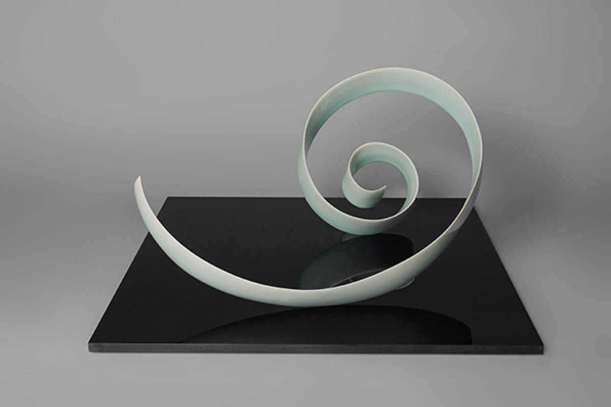 藝術家：木野智史　　標題：清勁風－螺旋　　尺寸：Ｈ：44*80*70 cm	　年代：2019　   材質：青白瓷