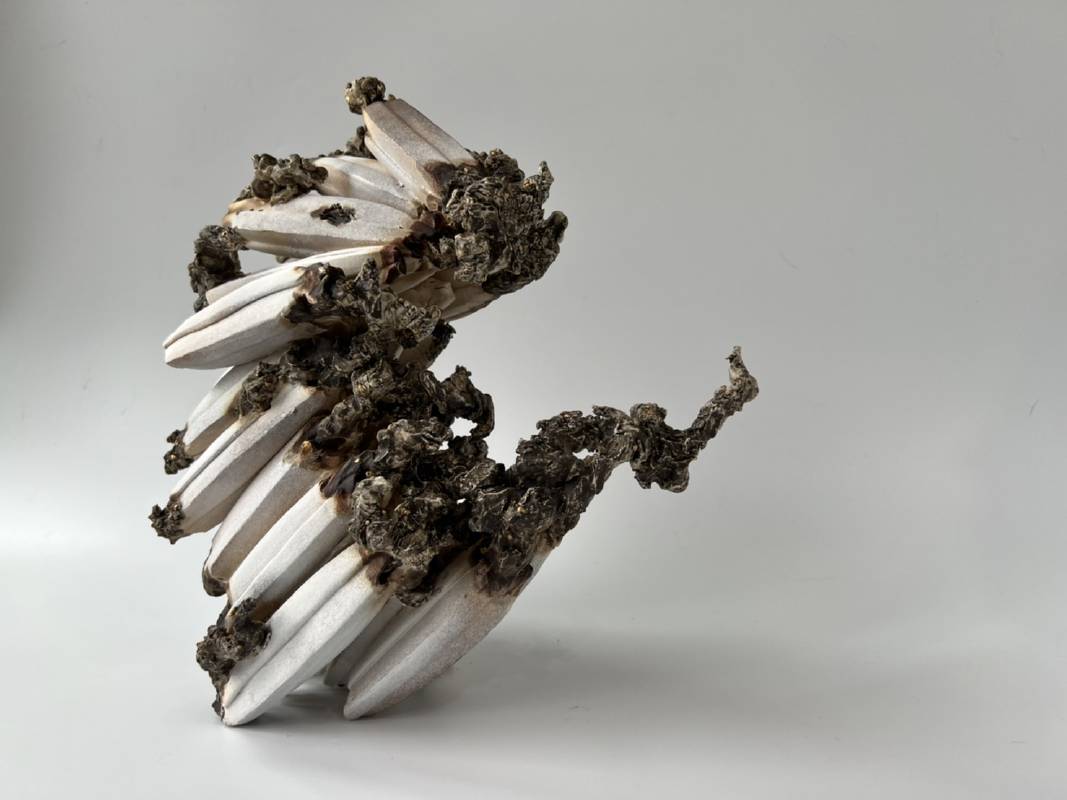 藝術家：陳俊傑　　標題： 化作煙的過去　　尺寸：H：27 * 30 * 13 cm    材質：陶瓷　　年代：2022