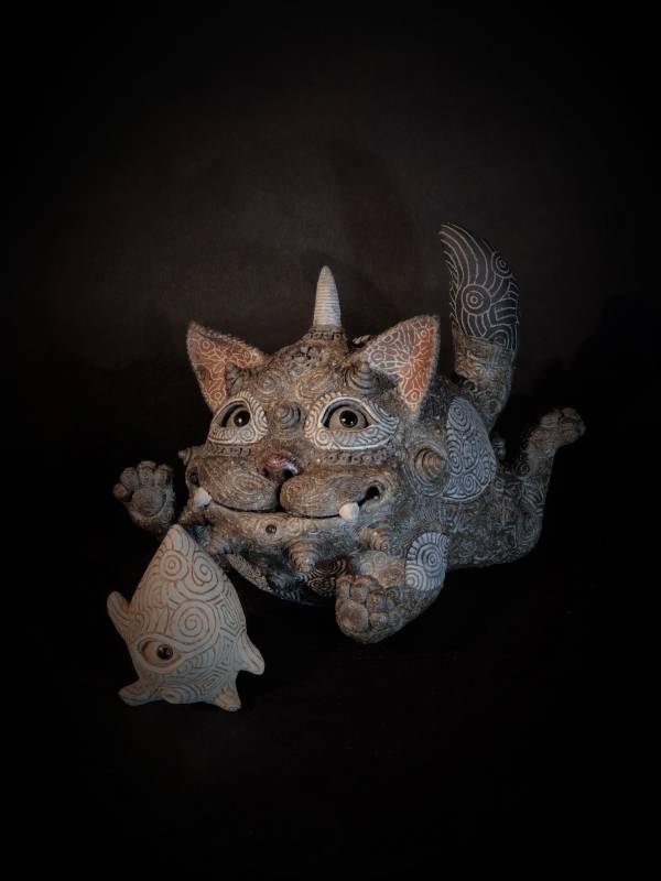 藝術家：田崎太郎　　標題：很放鬆的貓神　　尺寸：Ｈ：17 * 25 * 17 cm	　　年代：2022   　 材質：陶瓷