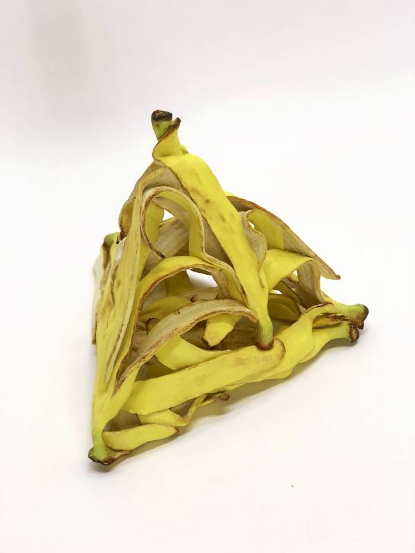 藝術家：笠谷耕二　　標題： Triangle Banana 　　尺寸：H：23 x 25 x 23 cm  　材質：陶瓷　　年代：2018　