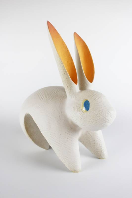 藝術家：廖鴻旭　　標題：  Ｖ兔　　尺寸： H：31 * 30 * 18 cm　材質：陶　　年代：2023　