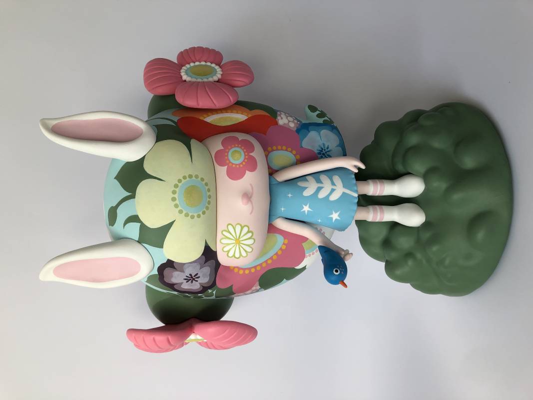 萬歲少女　　女孩與青鳥　　 H：58 * 42 * 27 cm  　　壓克力彩 / PVC    3/8