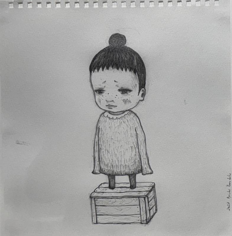 藝術家：山崎龍一    　標題：站在木箱上的小孩       尺寸：22 * 21 cm  　材質：鉛筆／紙本　　年代：2023