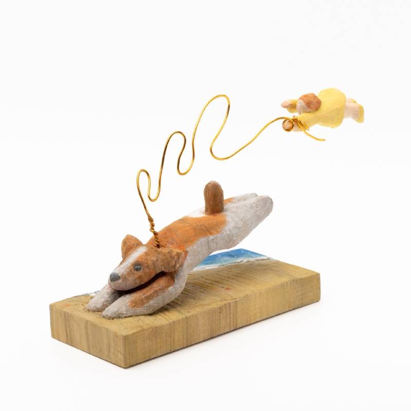 藝術家：宮崎綠　　標題：海邊上飛舞　     尺寸：Ｈ：13 * 22 * 6.7 cm  　材質：樟木　　年代：2025