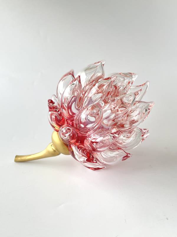 藝術家：寺澤季惠　　標題：粉紅之果　     尺寸：Ｈ：13 * 17 * 13 cm  　材質：玻璃　　年代：2025