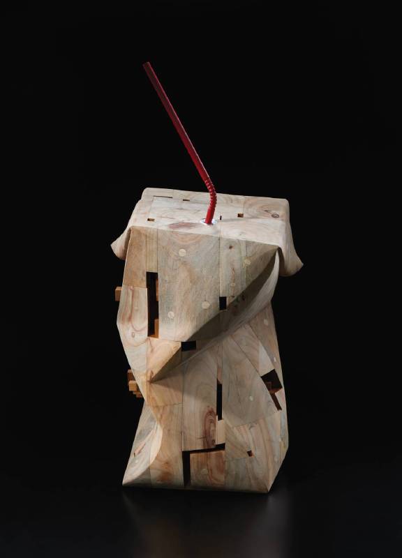 藝術家：林志航　　標題：壓扁 ING 20　     尺寸：Ｈ：93 * 43 * 39 cm  　材質：木雕／樟木　　年代：2020