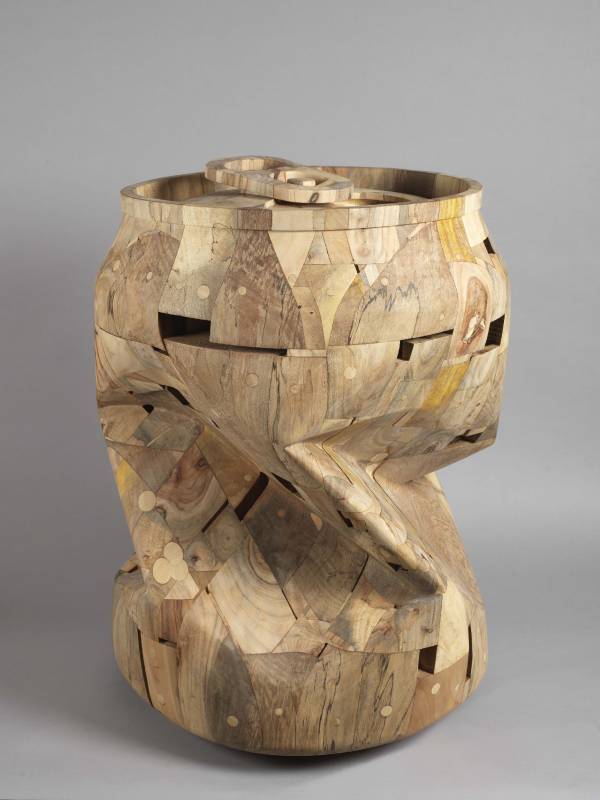 藝術家：林志航　　標題：壓扁 ING 19　     尺寸：Ｈ：76 * 60 * 59 cm  　材質：木雕／樟木　　年代：2016