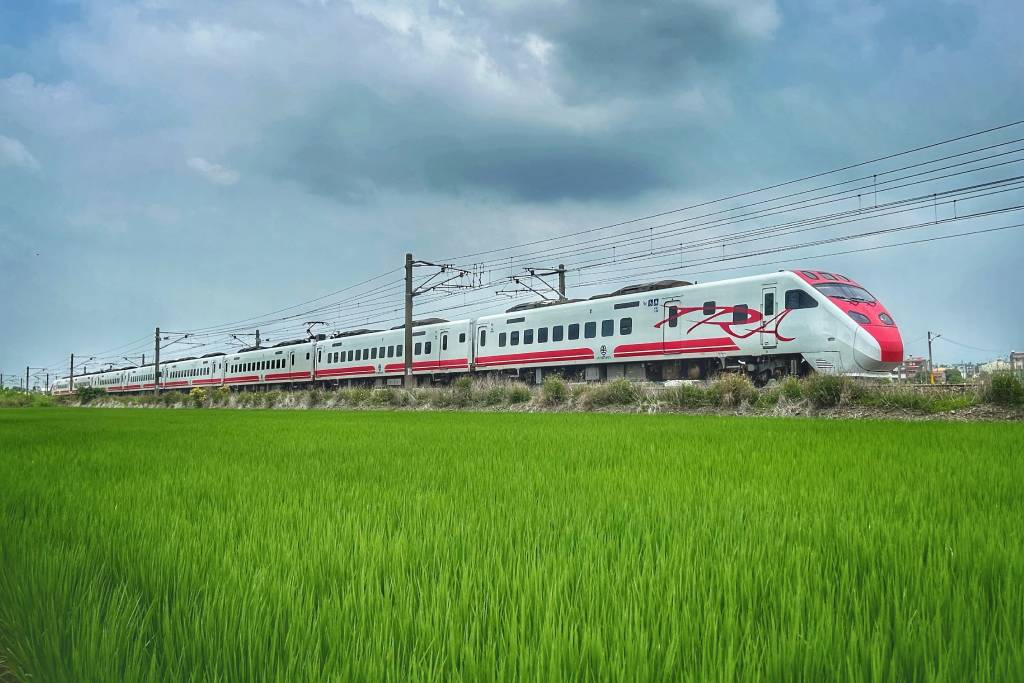 林容德-翠綠稻田間普悠瑪列車Puyuma Train among green rice fields