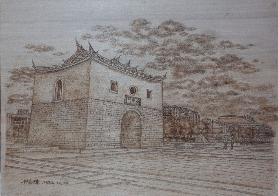 木材烙畫技法，表現出台北市清朝歷史古蹟城門特色 Wood pyrographing techniques, showing the characteristics of the gates of the Qing Dynasty historical monuments in Taipei City