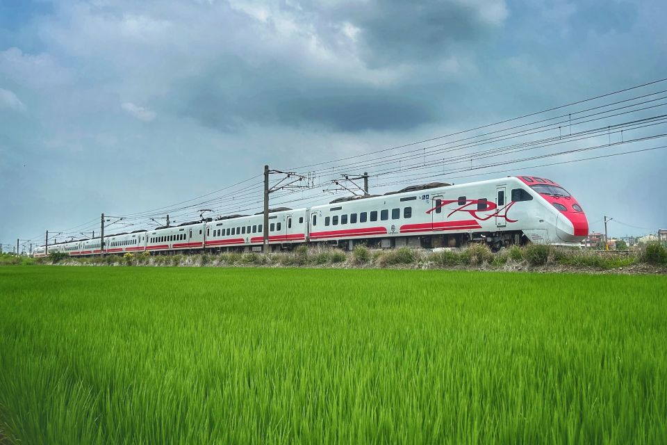 利用高階攝影手機紀錄穿梭在鄉村田野之間的紅白特快車 Using a high-end camera phone to record the red and white express train shuttling through the countryside