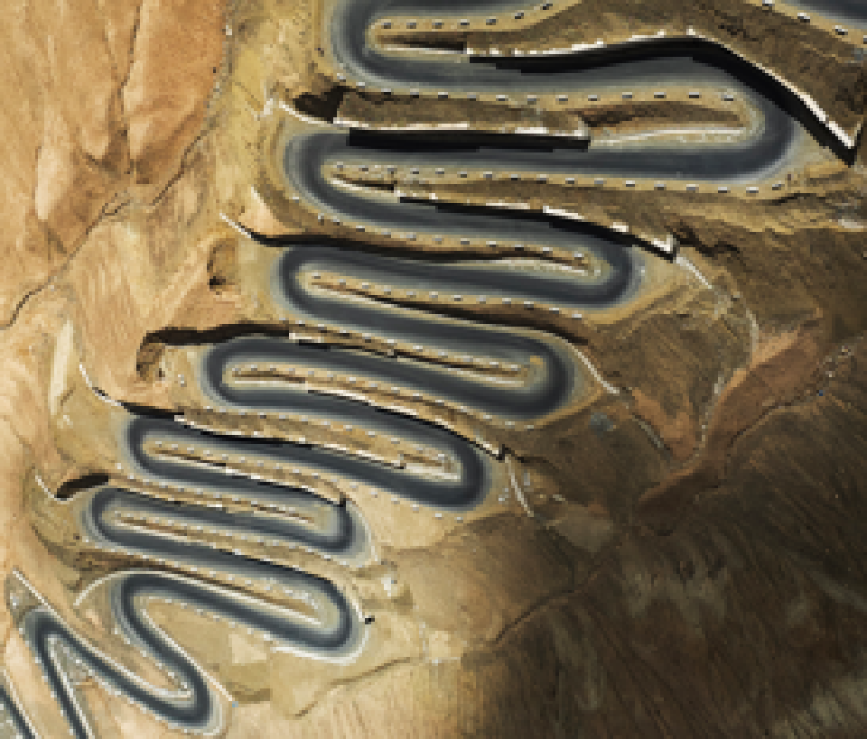 蜿蜒曲折的道路上，對應於右上角的一輛顯眼的紅色小車，如同網路遊戲，按鈕一啟動，紅色小車即能從上面一路蜿蜒而下，順風順水，道路的線條形同一條龍般騰躍而上，整幅畫面簡易而有形。